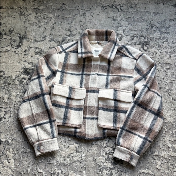 Abercrombie & Fitch Jackets & Blazers - Abercrombie & Fitch cropped, plaid teddy shacked in Cream and Brown